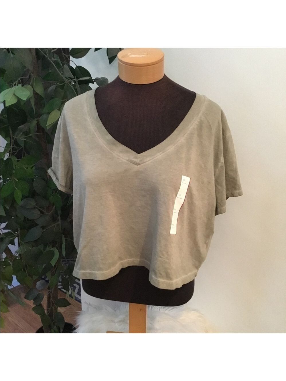 Wild Fable olive short sleeve vneck cropped tee Woman/Junior XXL